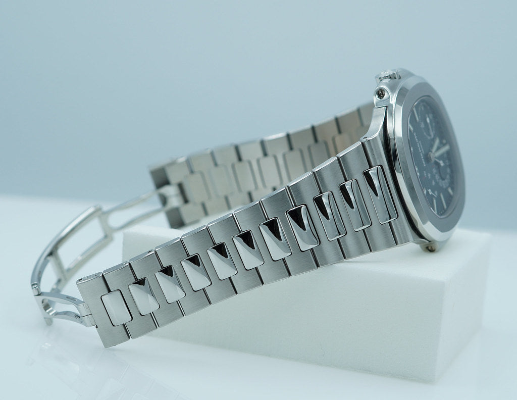 Patek PHILIPPE 5712/1A STAINLESS STEEL NAUTILUS BLUE DIAL MOONPHASE 2022 FULL SET